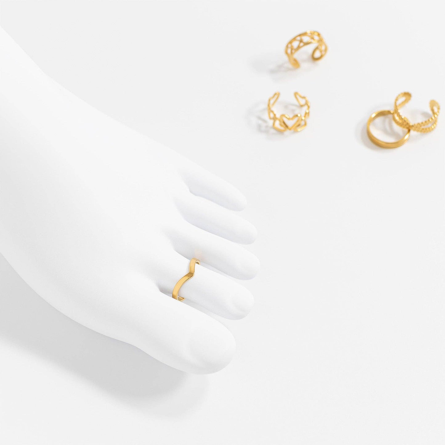 18K Gold PVD Stainless Steel Point Toe Ring: Gold