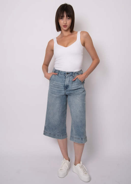 JADE STRETCH DENIM CAPRI PANTS - LIGHT WASH