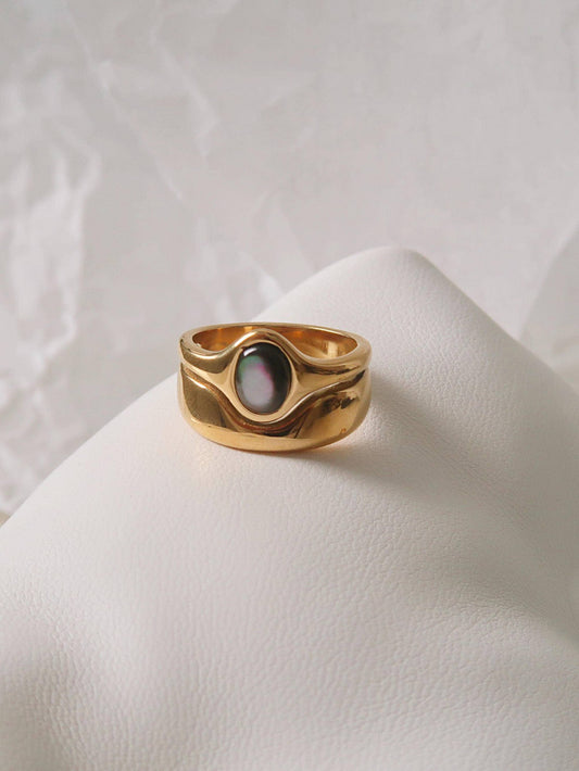 Alouette 18K Gold Non-Tarnish Stone Wave Ring: Black / 7