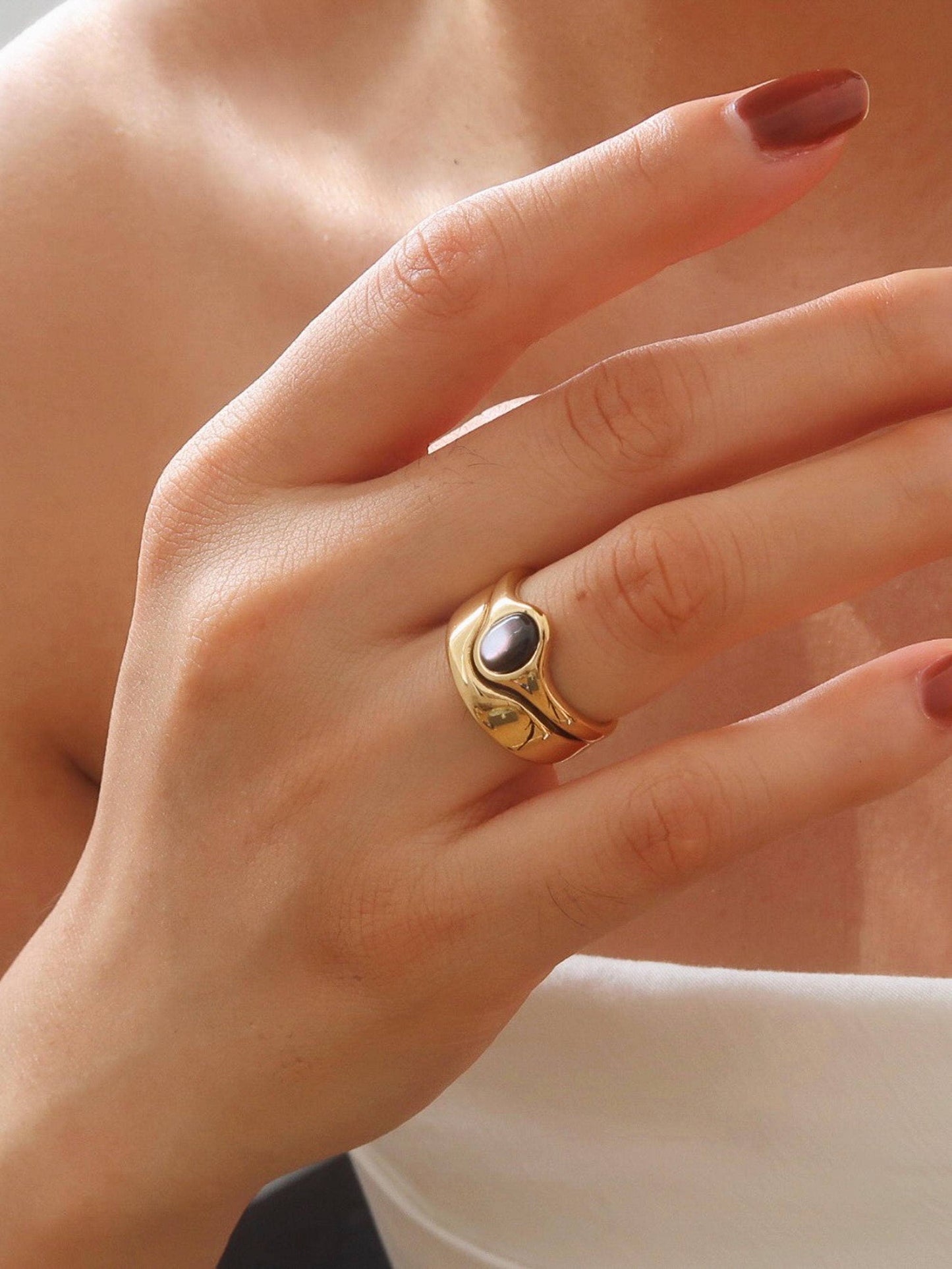 Alouette 18K Gold Non-Tarnish Stone Wave Ring: Black / 8