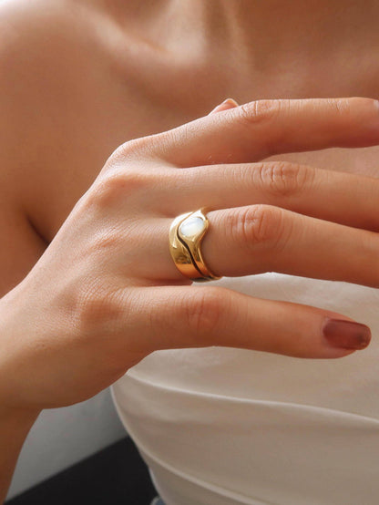 Alouette 18K Gold Non-Tarnish Stone Wave Ring: Black / 8