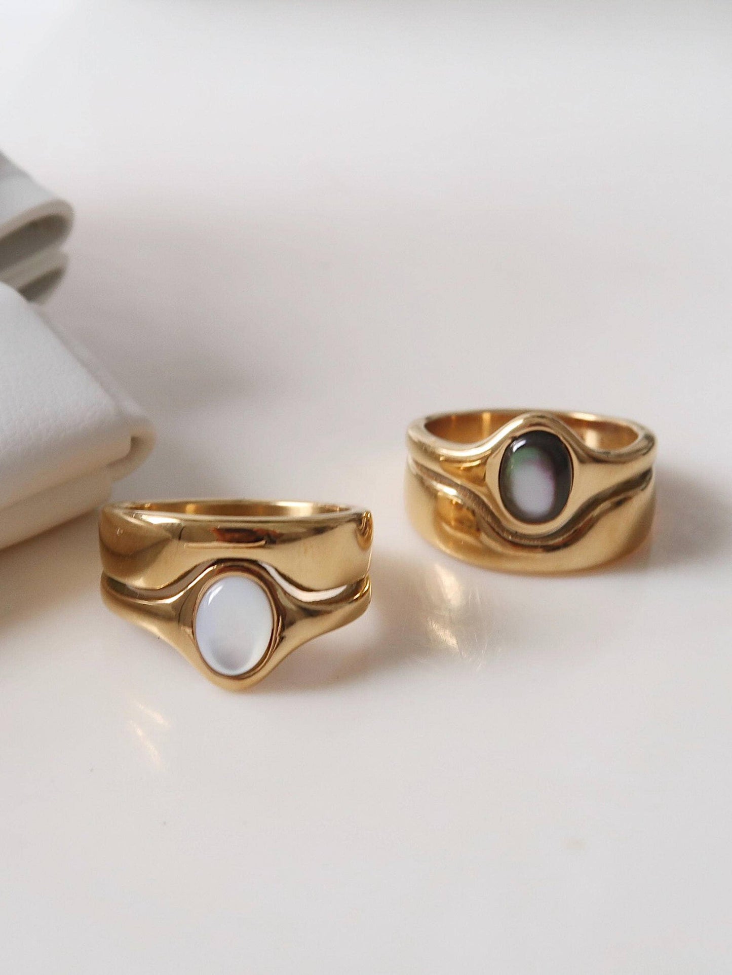 Alouette 18K Gold Non-Tarnish Stone Wave Ring: Black / 7
