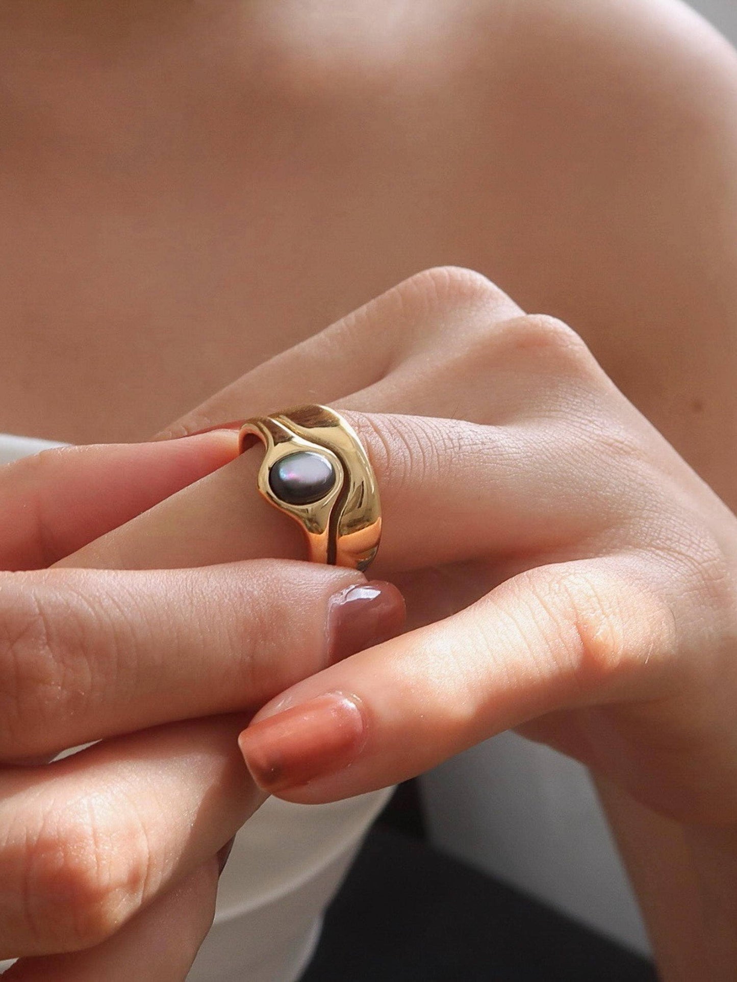 Alouette 18K Gold Non-Tarnish Stone Wave Ring: Black / 8